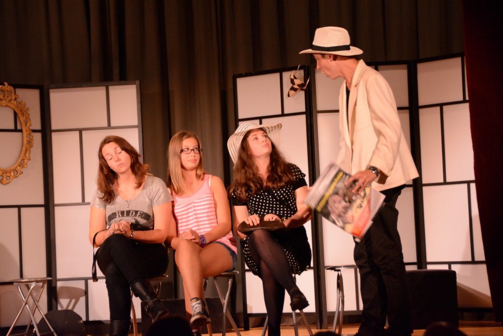 Scène de théâtre avec participants Didascalies